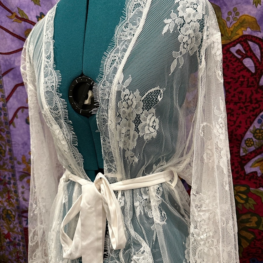 Meshki White Lace Robe - Picture 3 of 4